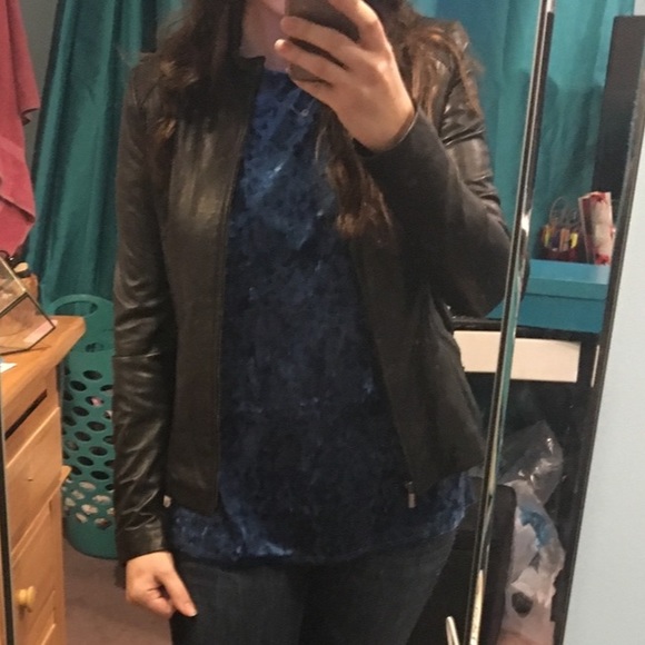 Beachlunchlounge Blue Velvet Short Sleeve Top - Picture 7 of 7